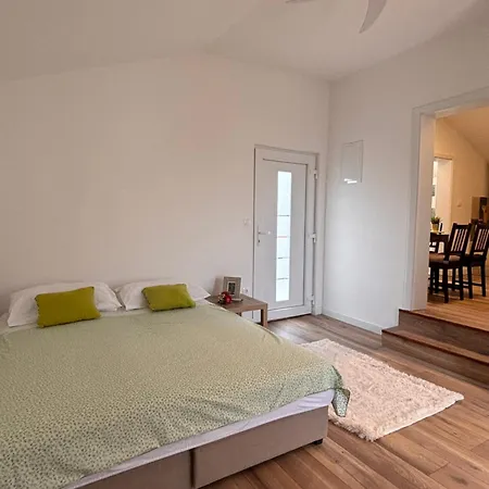 Ferienhaus House Roza *